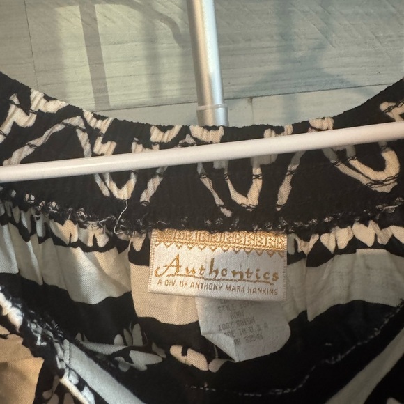 Stylish Black and White Patterned Skirt - Picture 3 of 3